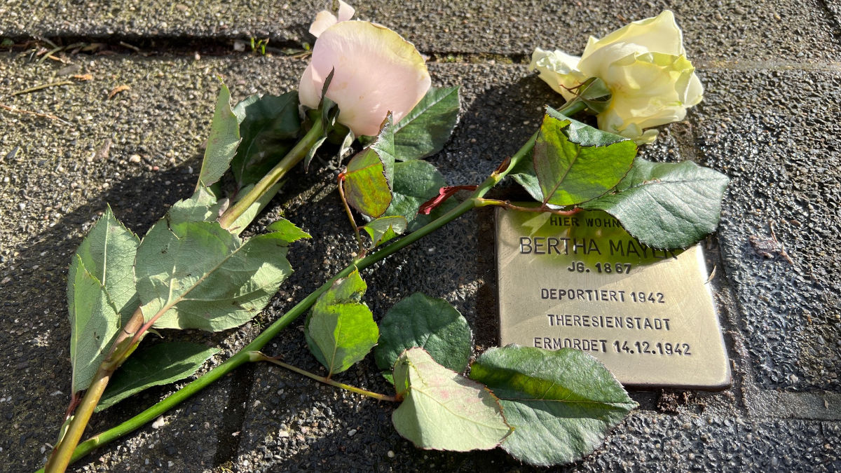 Stolperstein an der Düsselstraße für Bertha Mayer